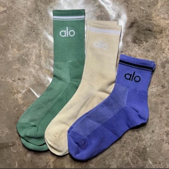 Women’s Alo Socks
3 pairs Packaging states size Large but they fit sizes 6-11 - Picture 3 of 3